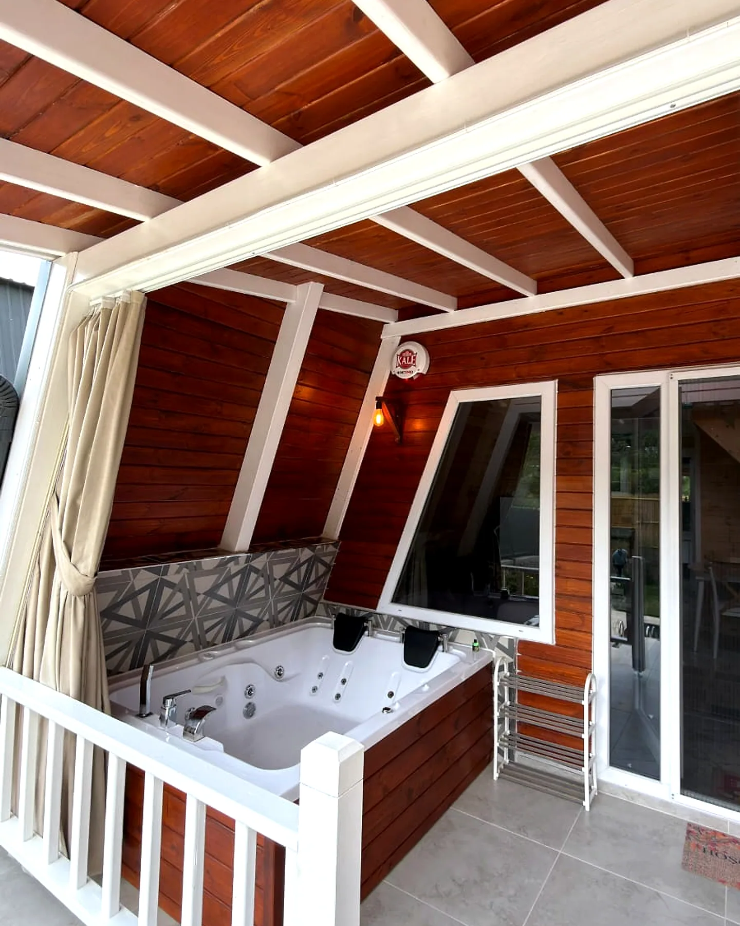 ADAGULİ 2 Beyaz Ev’in verandasındaki jakuzi